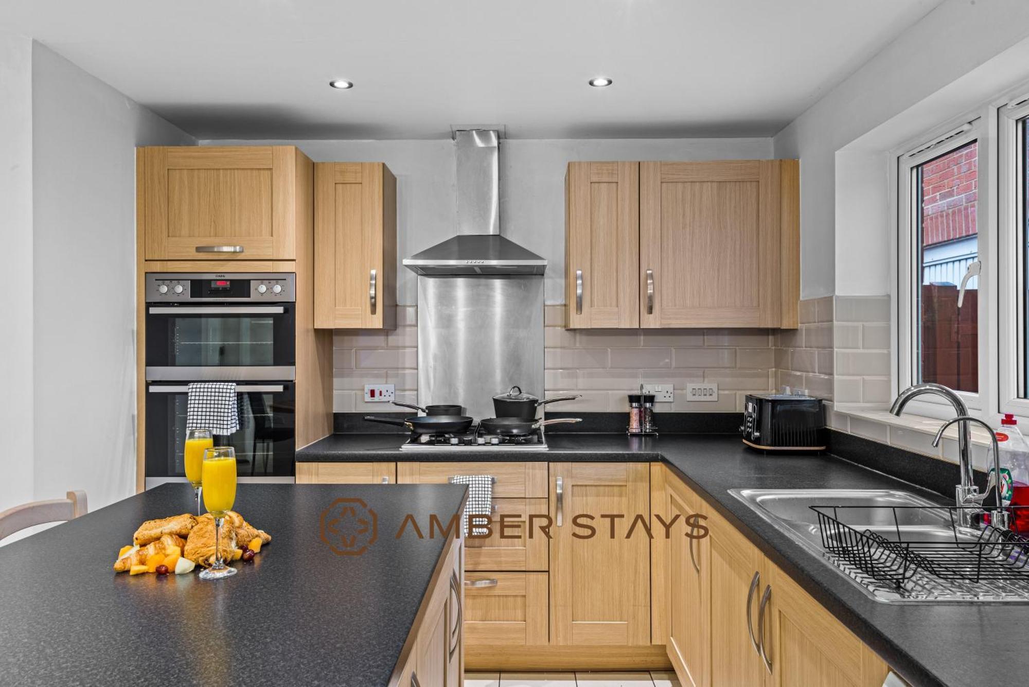 Spacious 5 Bed House In Reading By Amber Stays, Perfect For Business & Contractors, Sleeps 12! Exterior photo